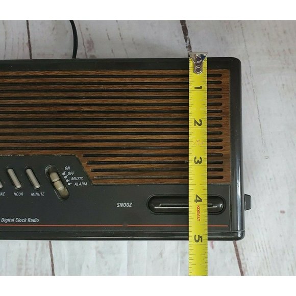 Vintage General Electric Alarm Clock Radio AM/FM (Model 7-4612A). Tested - Picture 12 of 12